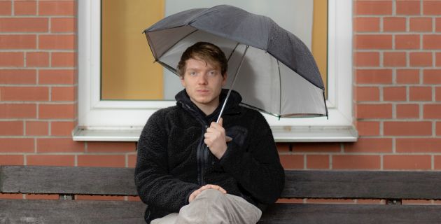 Jan im Regen auf der Bank